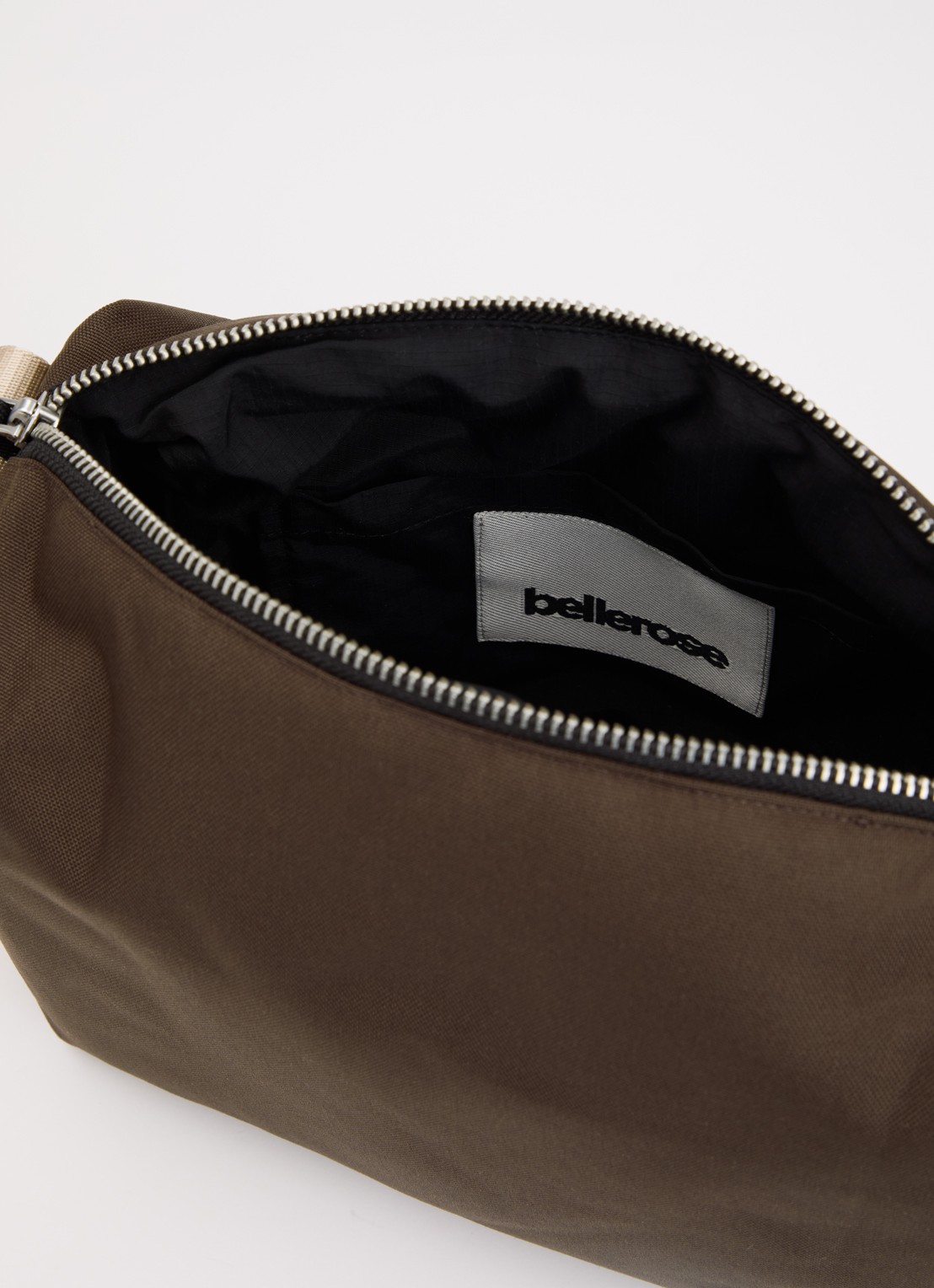 Bellerose Hobbes crossbodytas met verstelbare schouderriem - detail donkerbruin
