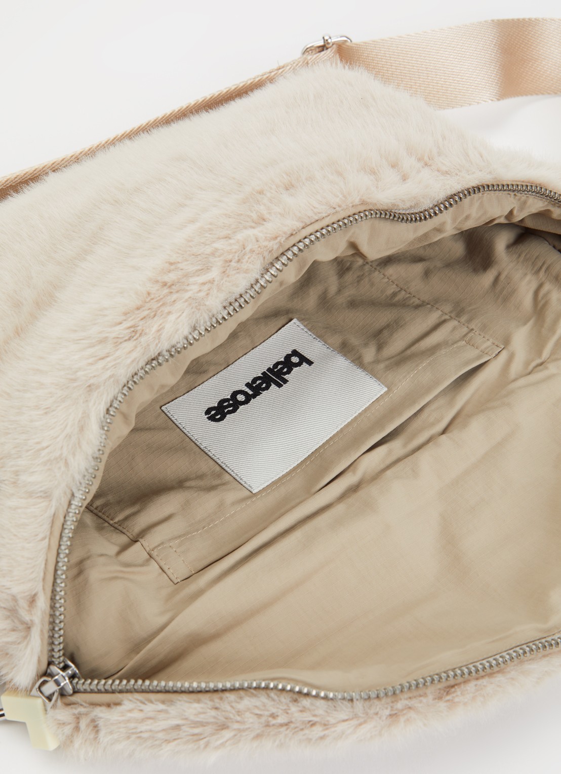 Bellerose Hoswel crossbodytas van imitatiebont met verstelbare schouderriem  - detail 2 zand