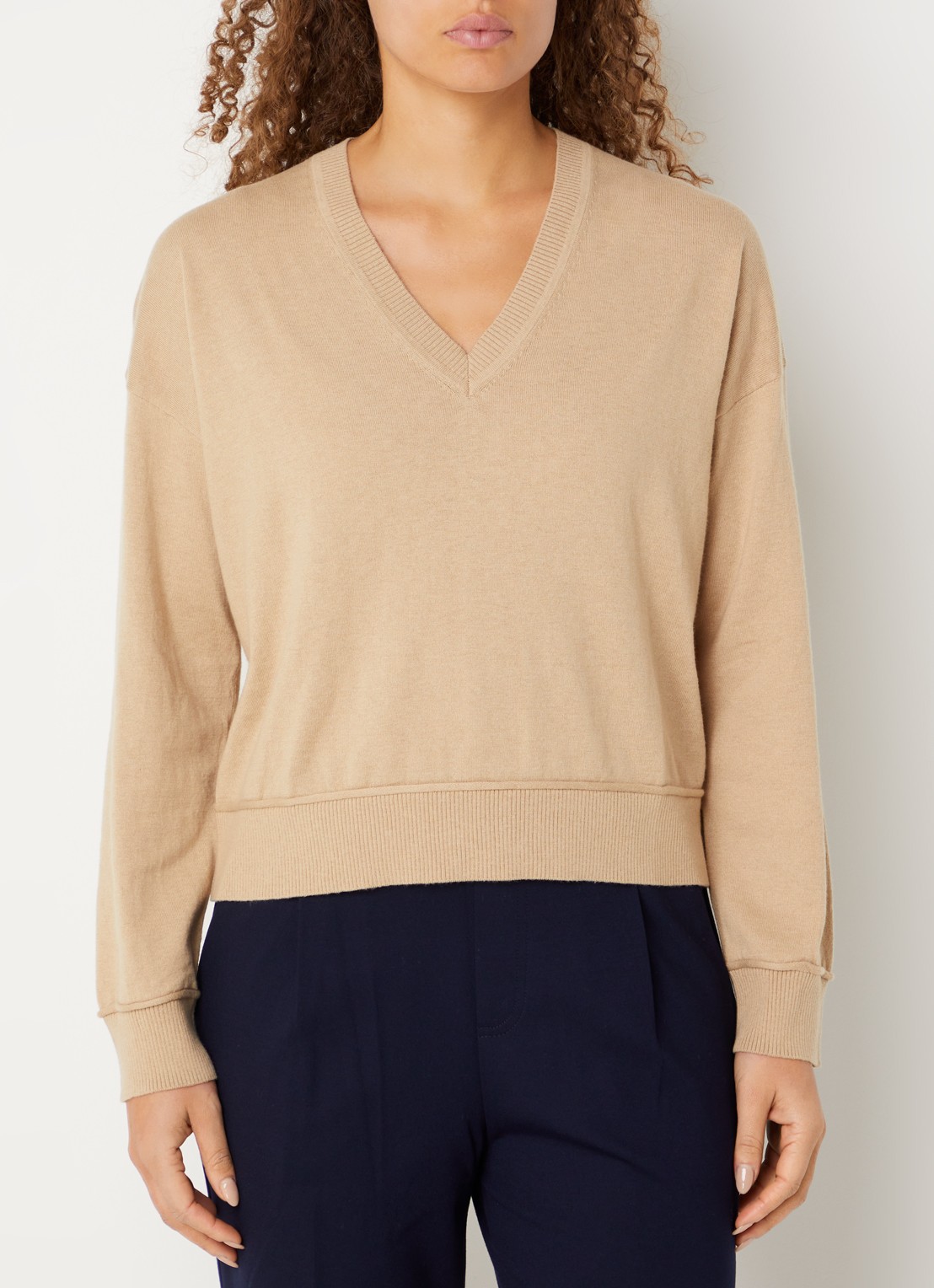 Benetton Fijngebreide pullover in wolblend met V-hals - detail 4 camel