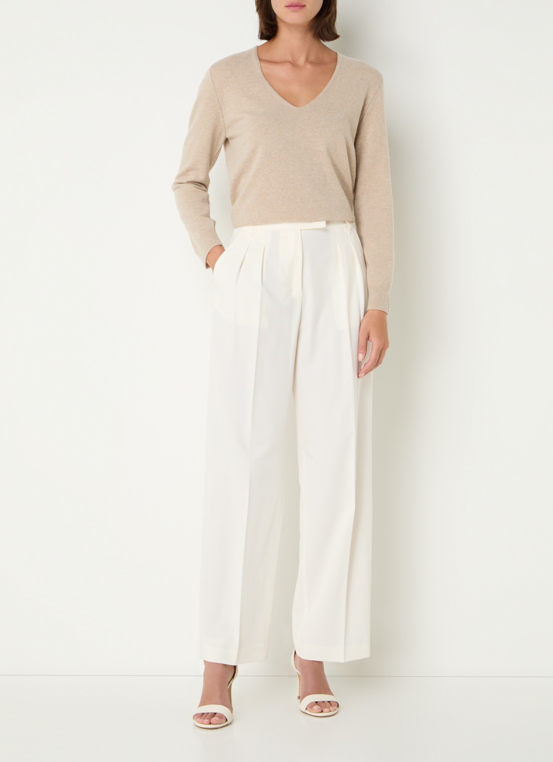 Benetton Fijngebreide pullover van scheerwol met V-hals - voorkant 2 beige