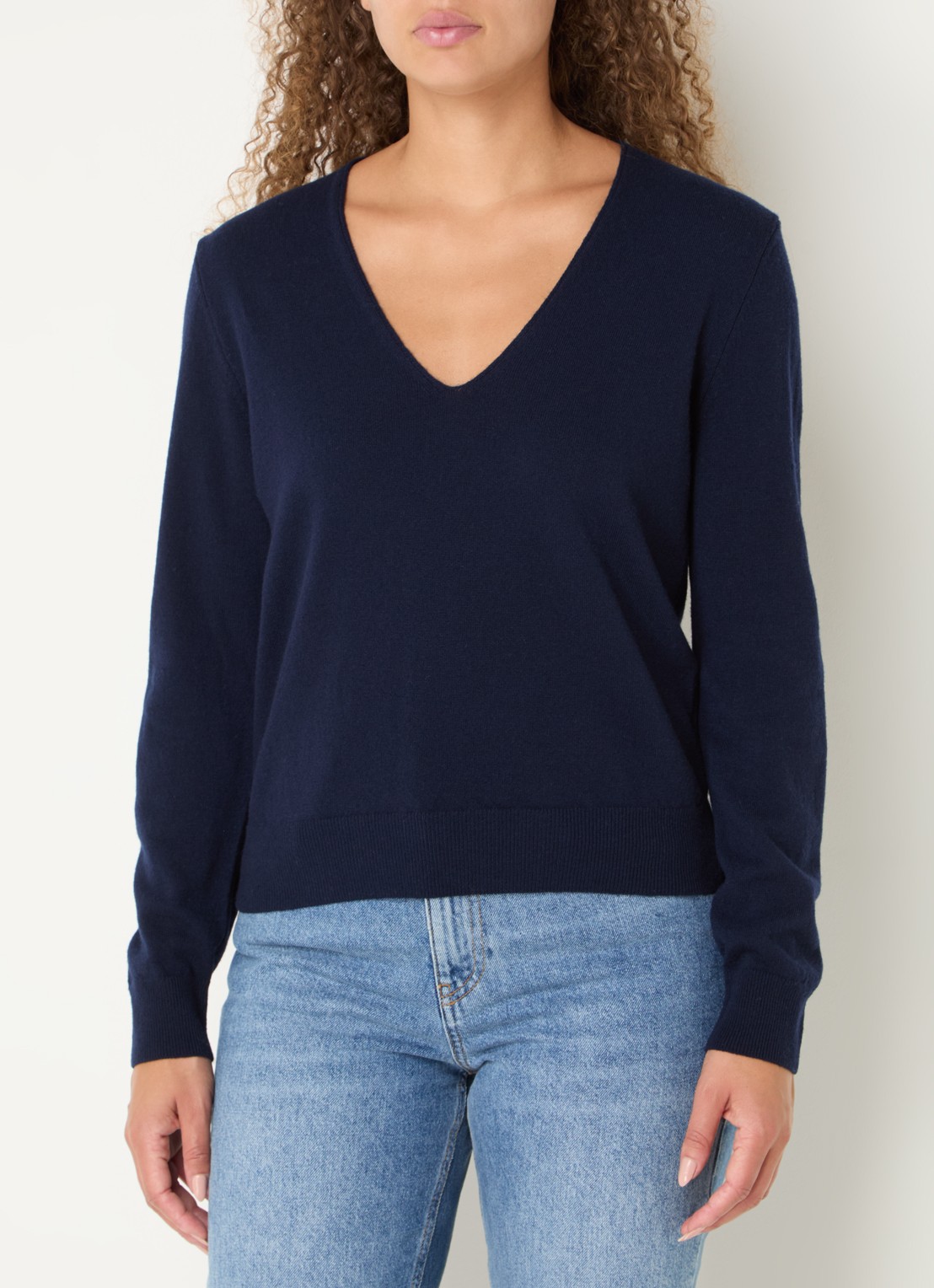 Benetton Fijngebreide pullover van scheerwol met V-hals - detail 4 donkerblauw