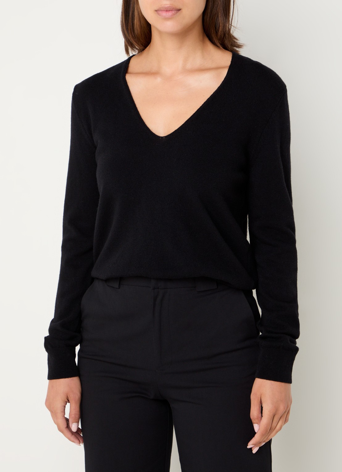 Benetton Fijngebreide pullover van scheerwol met V-hals - detail 3 zwart