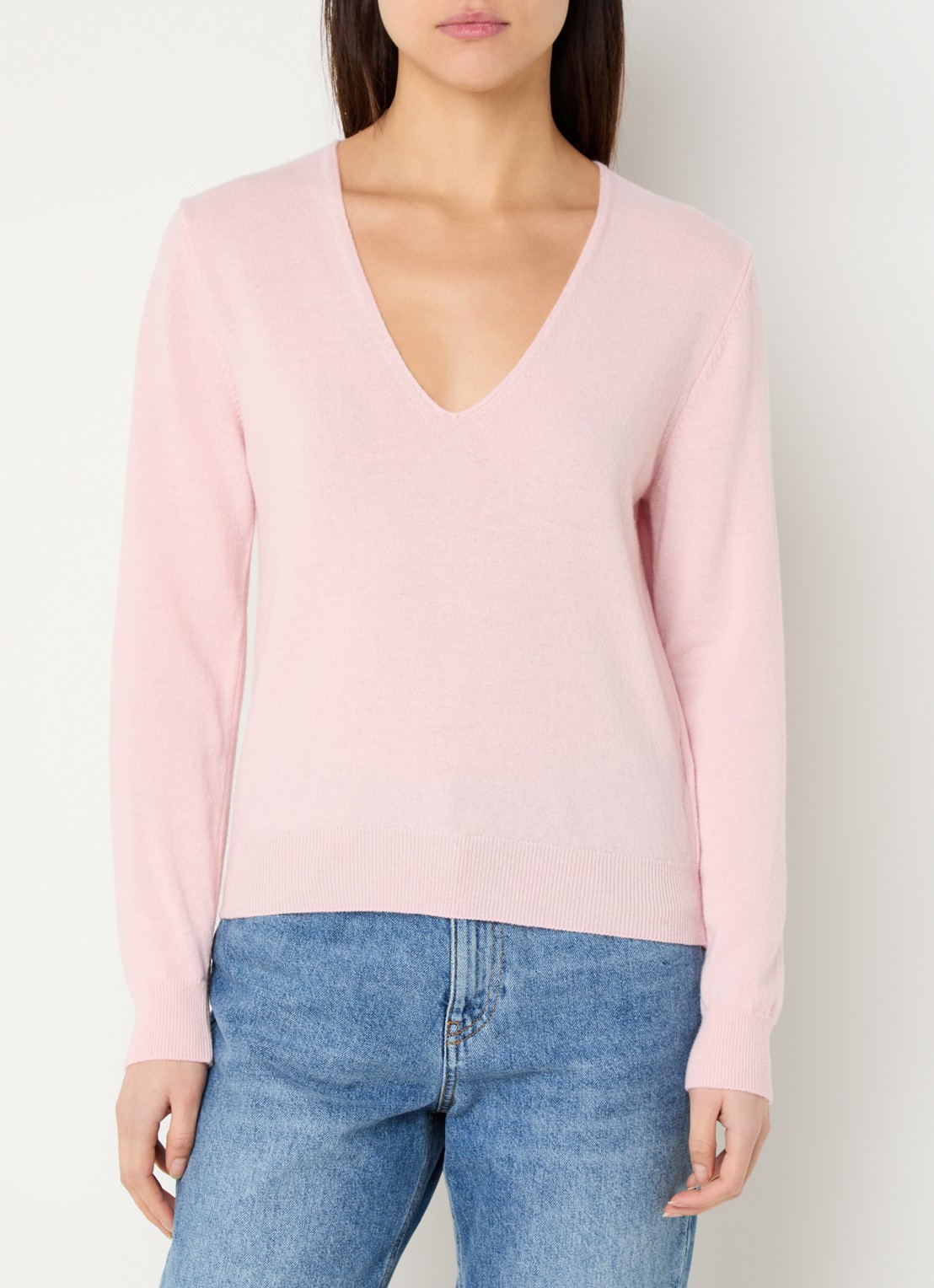 Benetton Fijngebreide pullover van scheerwol met V-hals - detail 4 zalmroze