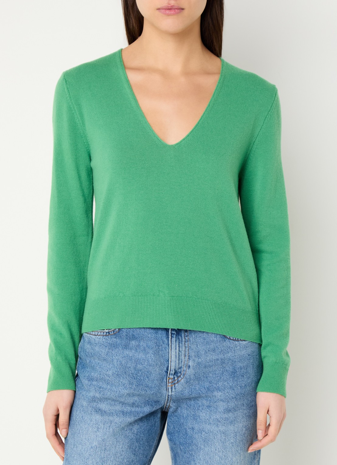 Benetton Fijngebreide pullover van scheerwol met V-hals - detail groen