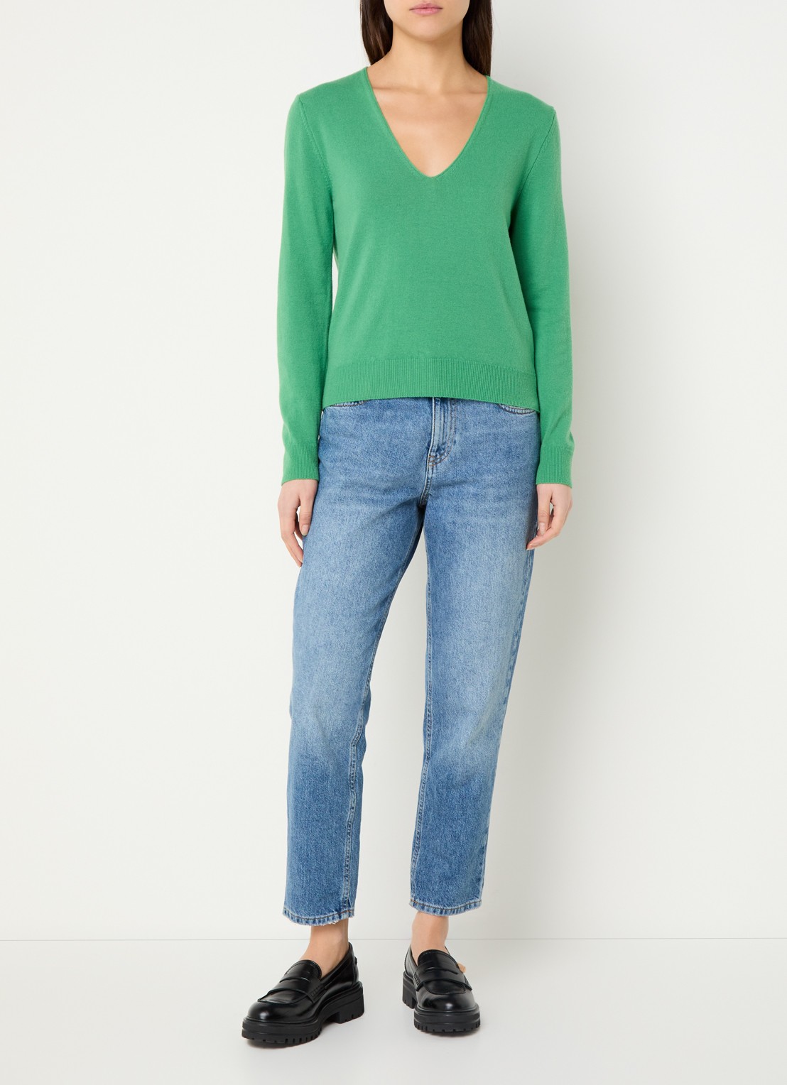 Benetton Fijngebreide pullover van scheerwol met V-hals - voorkant 3 groen