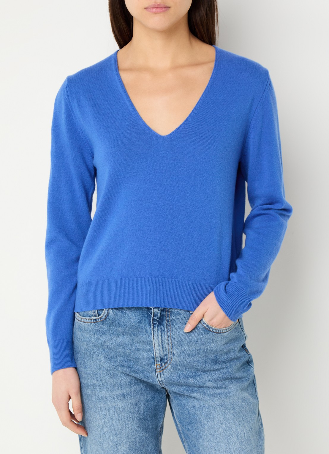 Benetton Fijngebreide pullover van scheerwol met V-hals - detail 4 blauw