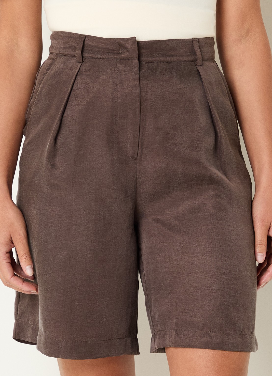 Benetton High waist loose fit korte pantalon met glanzende finish - detail 4 kastanjebruin