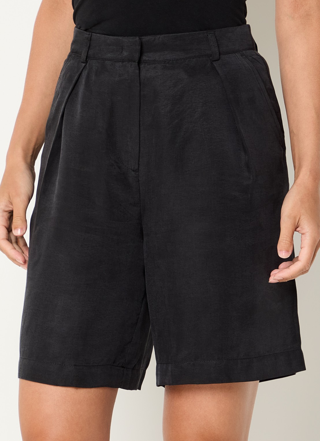 Benetton High waist loose fit korte pantalon met glanzende finish - detail 4 zwart