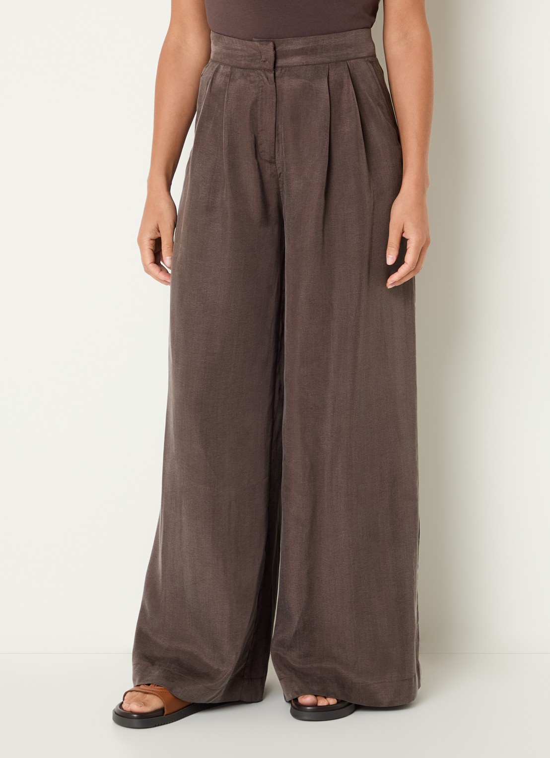 Benetton High waist wide fit pantalon met glanzende finish - detail 3 kastanjebruin