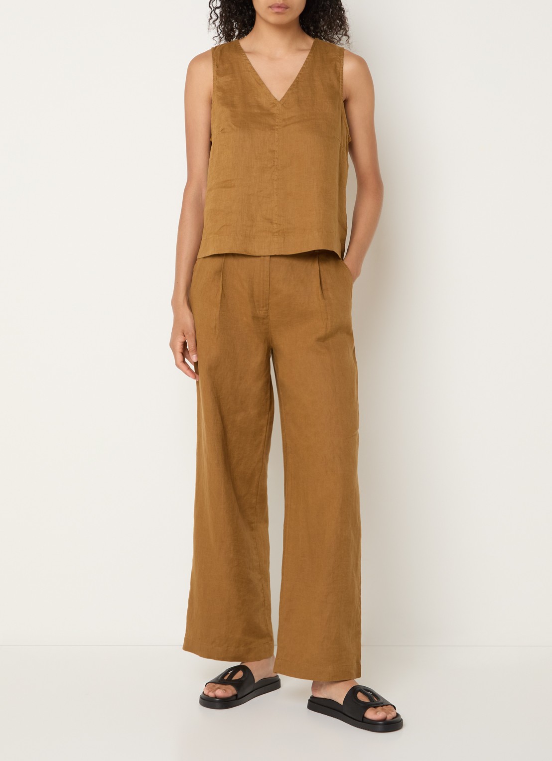Benetton Mouwloze top in linnenblend met V-hals - voorkant 3 camel