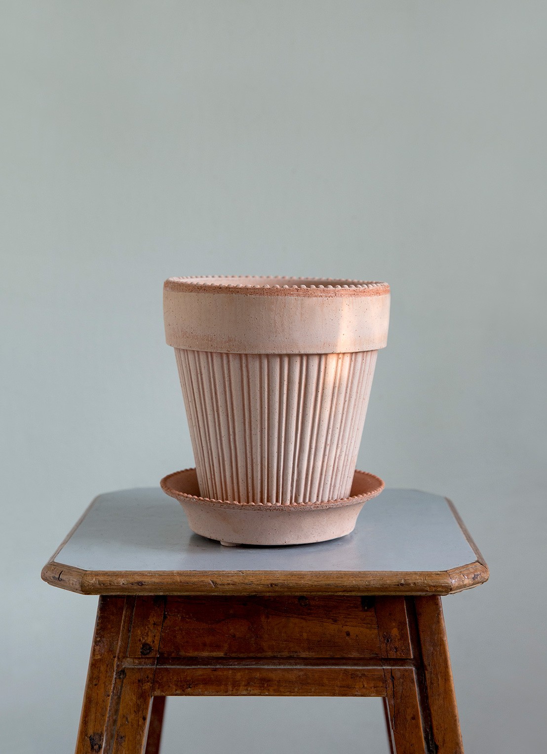 Bergs Potter Simona bloempot voor binnen en buiten Ø12 cm - voorkant 2 donkerbeige