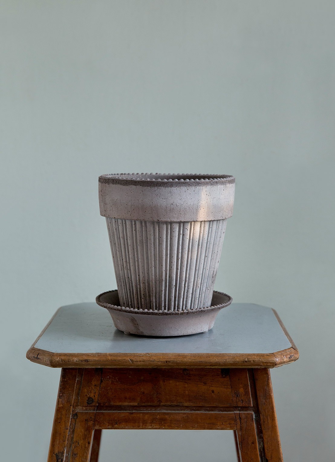 Bergs Potter Simona Raw bloempot voor binnen Ø16 cm - voorkant 2 grijs