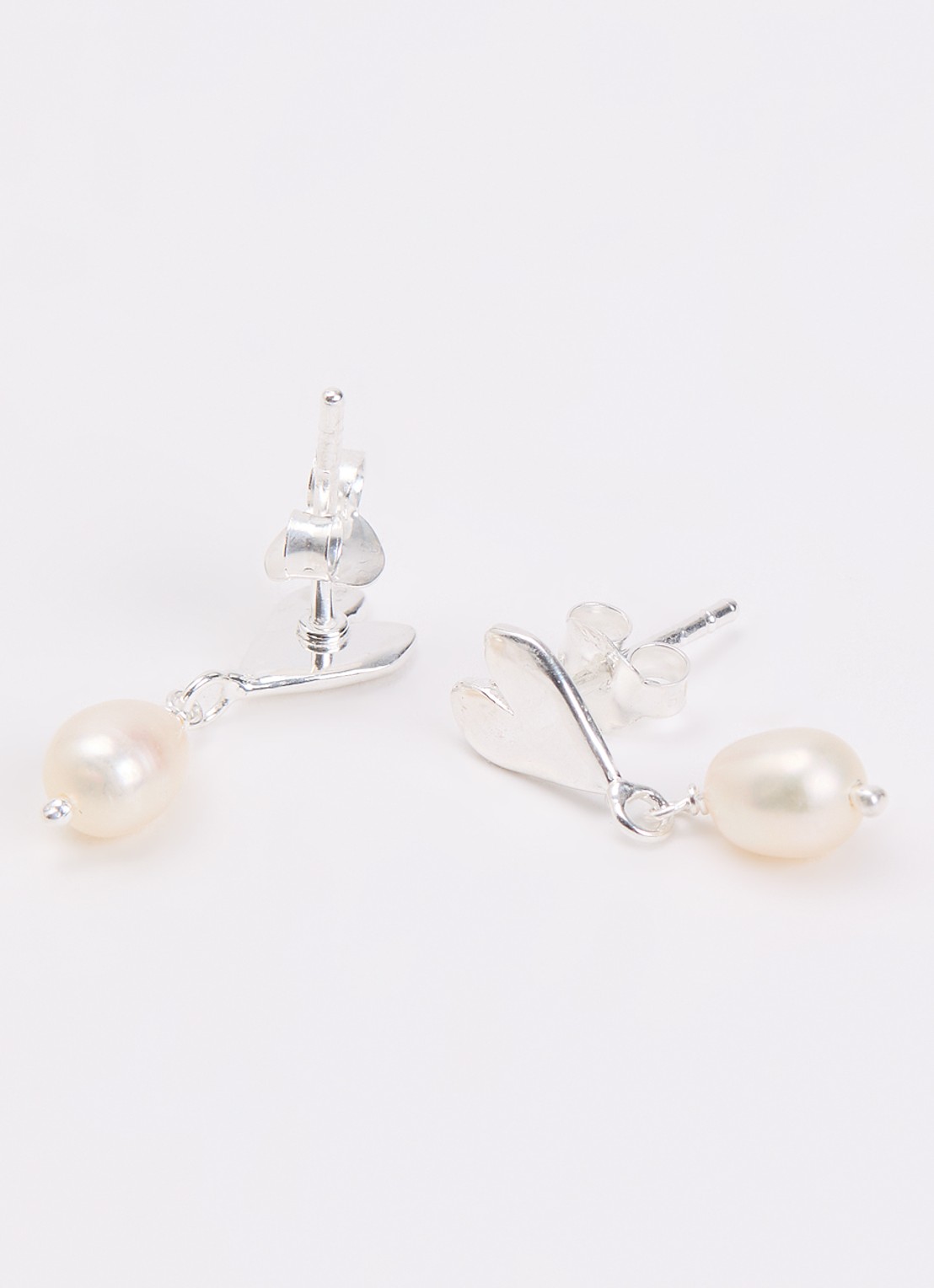 Bibi Camille Heart Pearl oorstekers van zilver - detail zilver