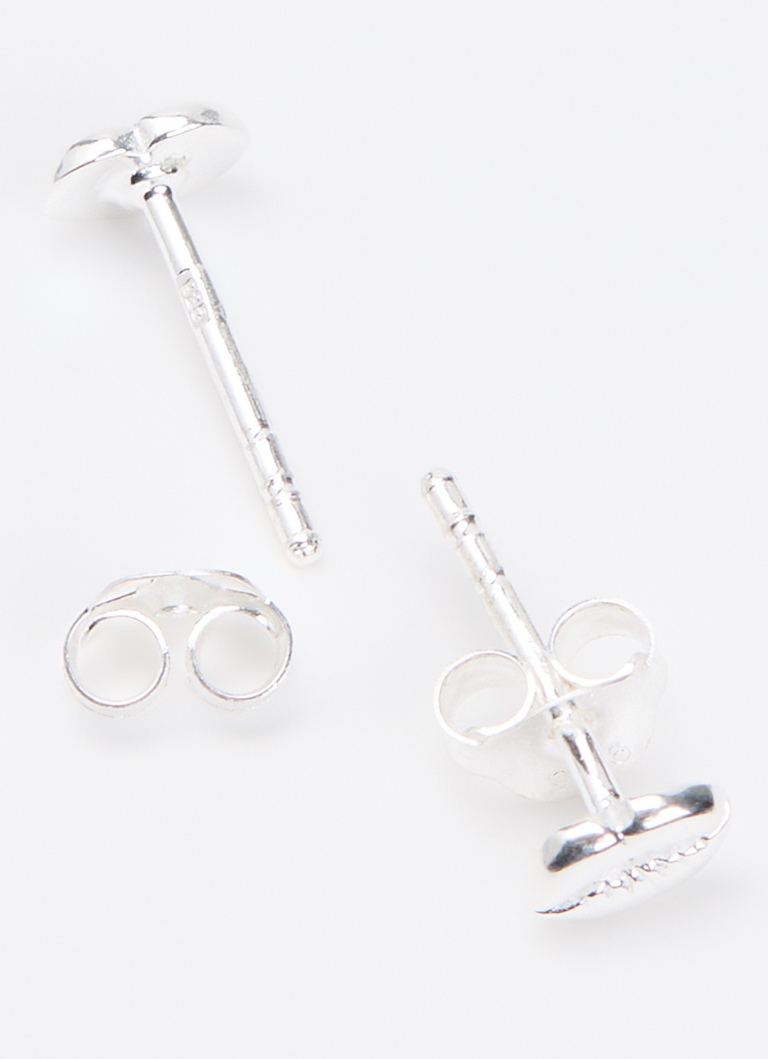 Bibi Camille Lips oorknopjes - detail zilver