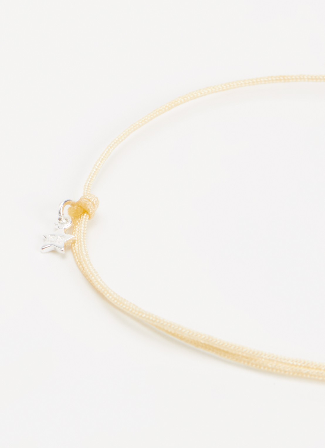 Bibi Camille Mini Smile Rope armband met bedel - detail beige