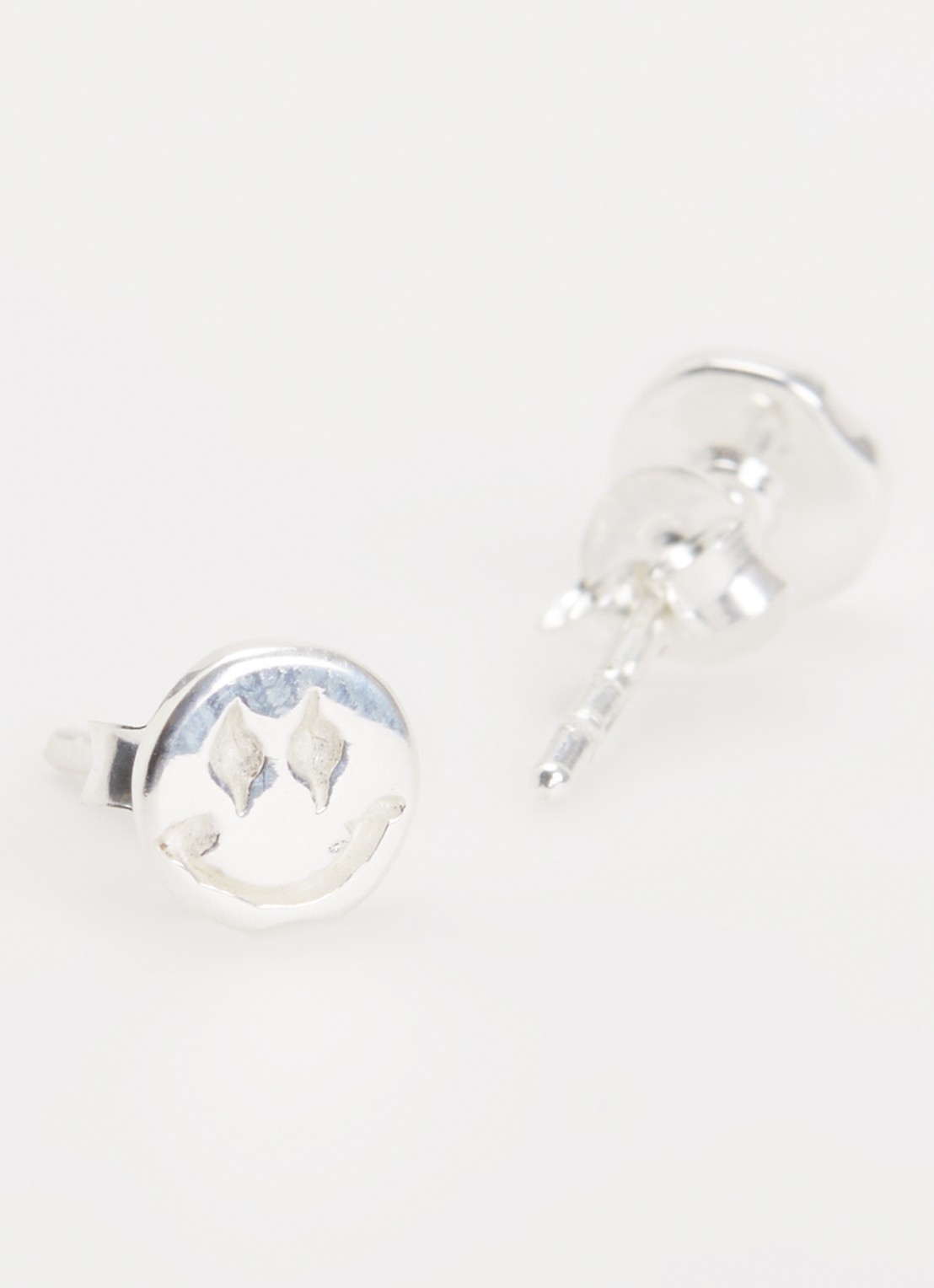 Bibi Camille Smiley oorknopjes van zilver - detail 2 zilver