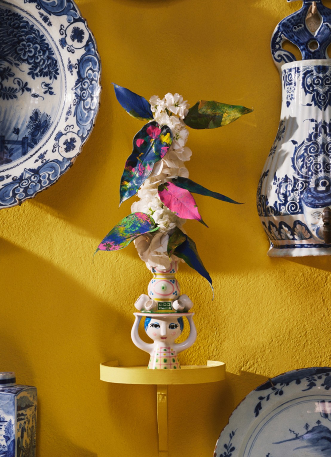 Bjørn Wiinblad Dame met hoed kandelaar 16 cm  - detail 2 geel