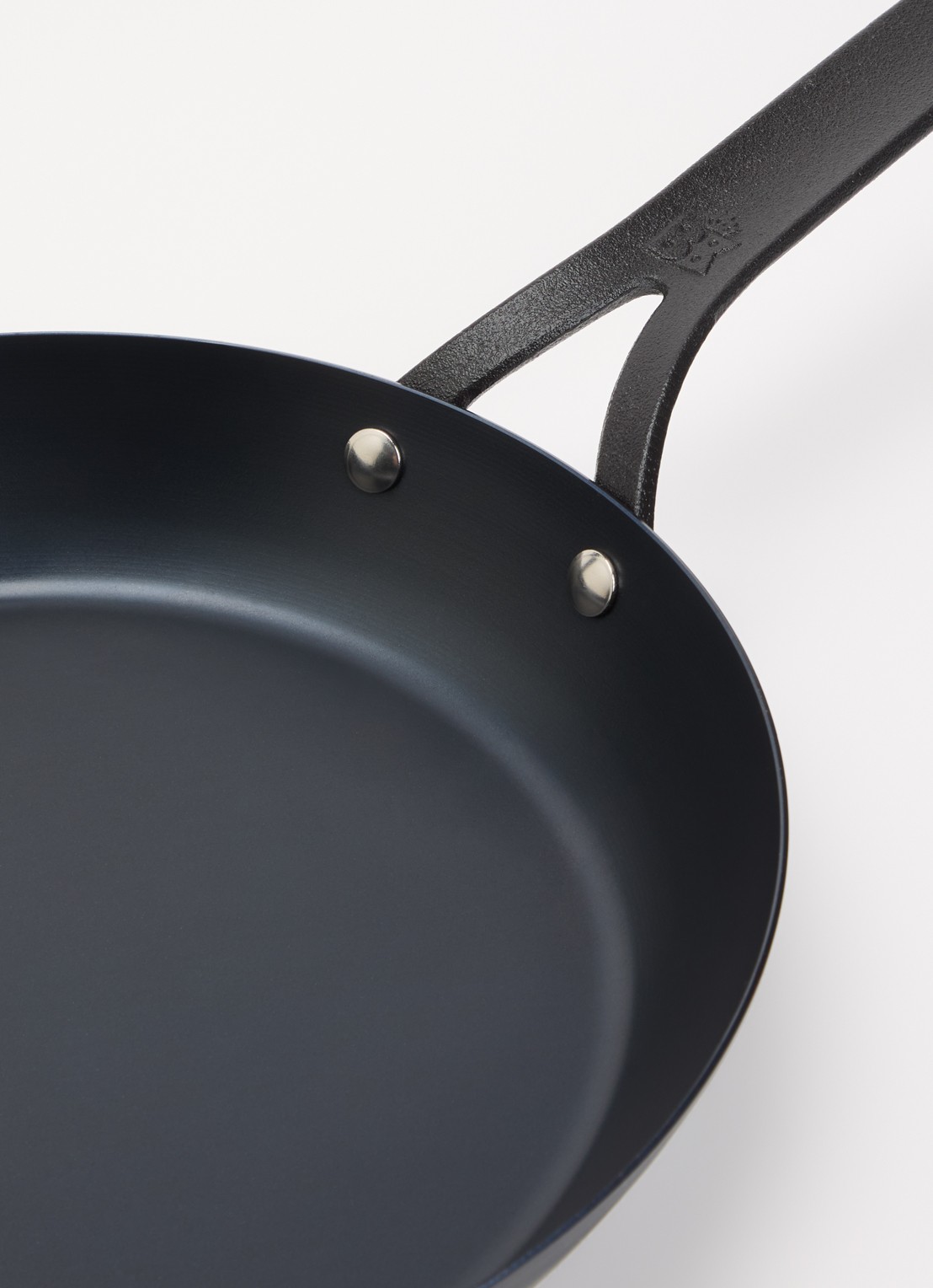 BK Black Steel koekenpan 26 cm  - voorkant 2 zwart