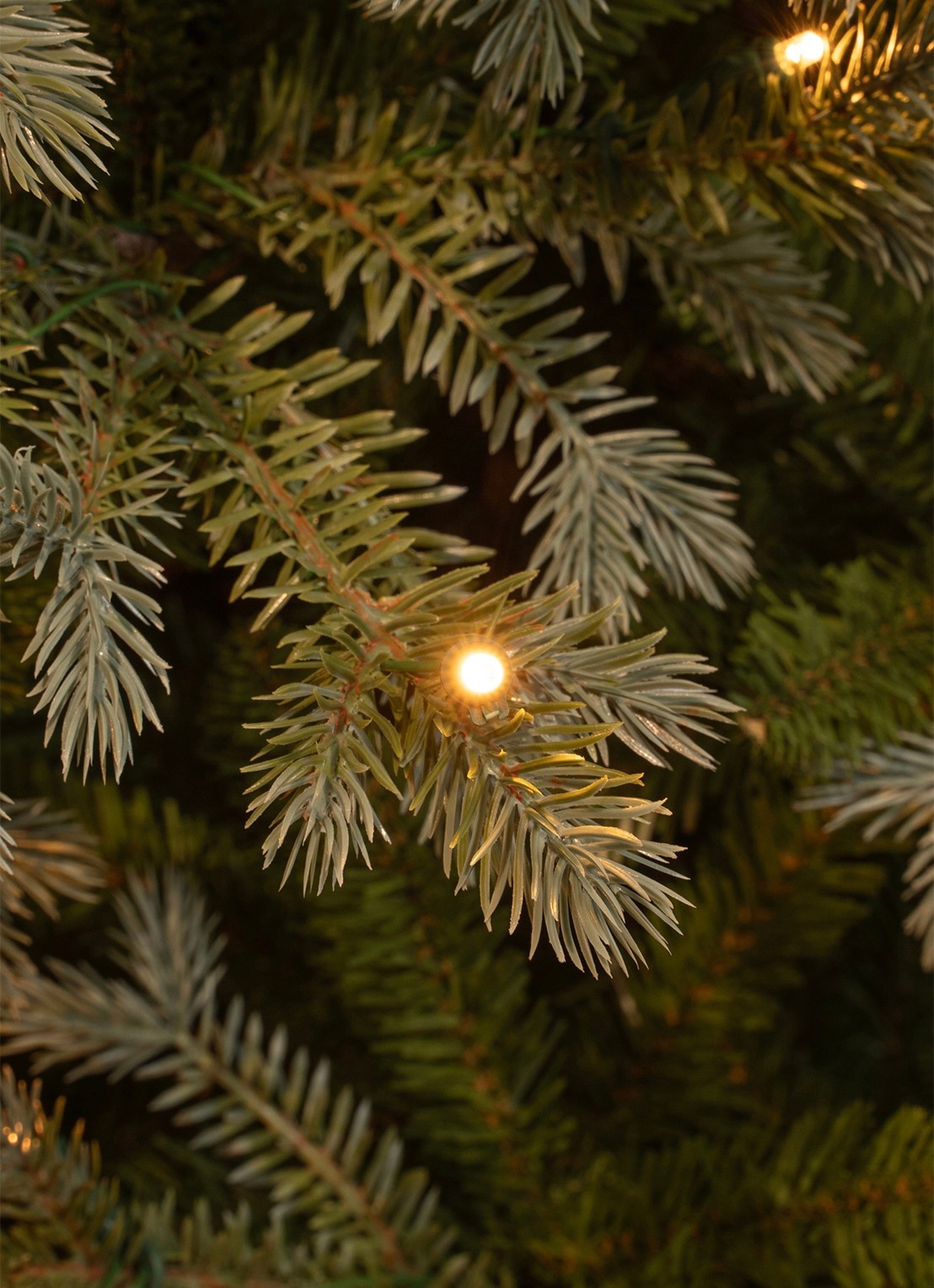 Black box Ardley kunstkerstboom met LED verlichting 215 cm - detail 2 groen