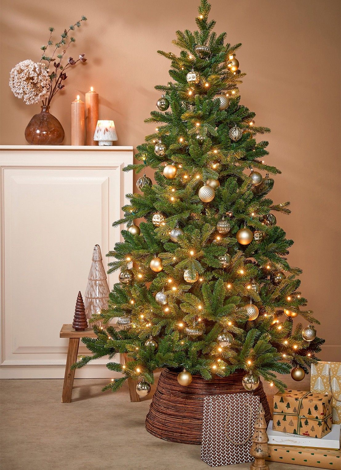 Black box Brampton kunstkerstboom met LED verlichting 215 cm - voorkant 4 groen