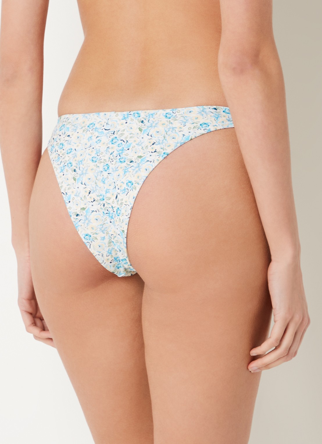 Blackbough Swim Alana brazilian bikinislip met bloemenprint - achterkant 3 lichtblauw