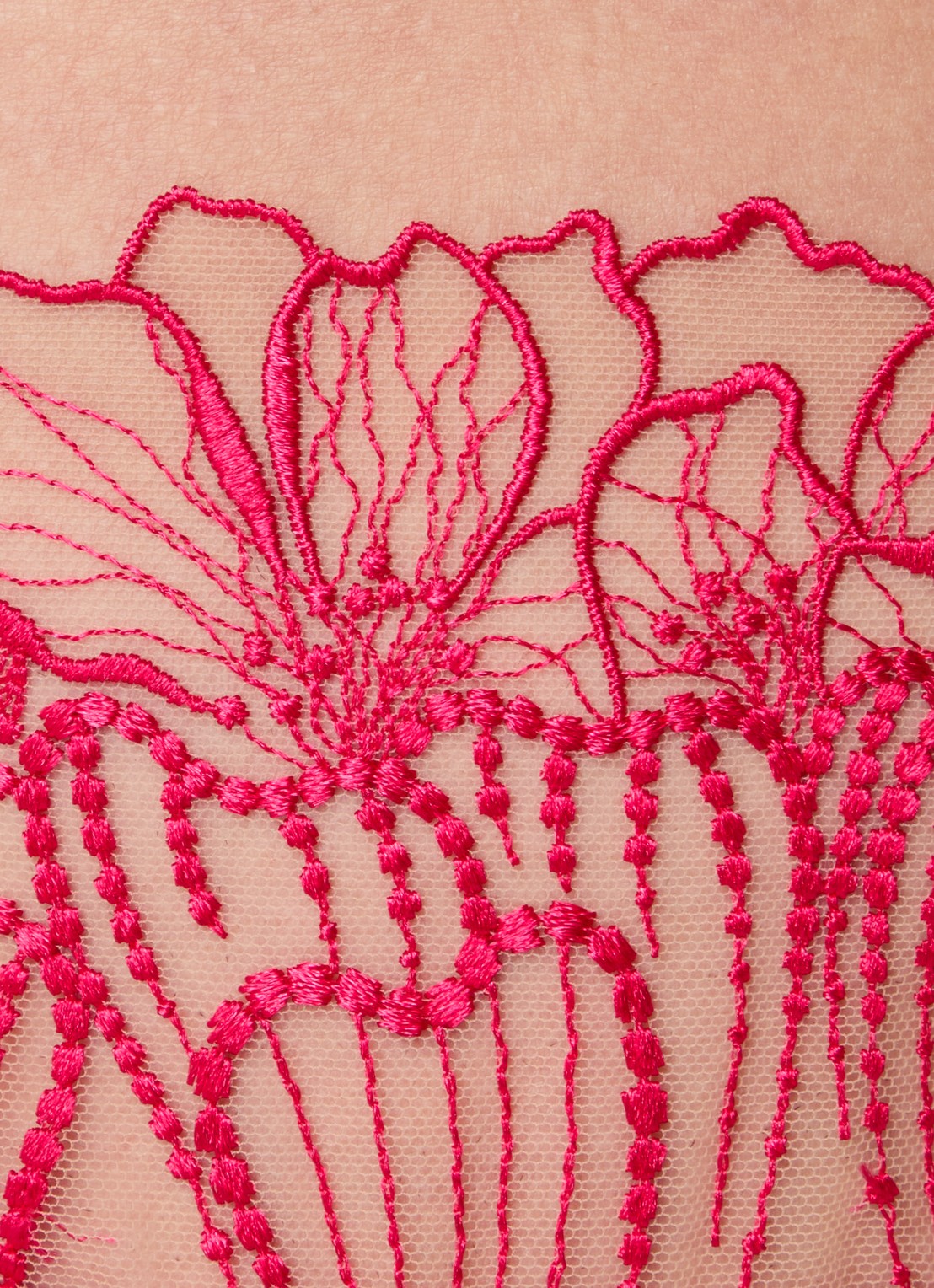 Bluebella Amarosa jarretels van mesh met borduring - detail 5 fuchsia