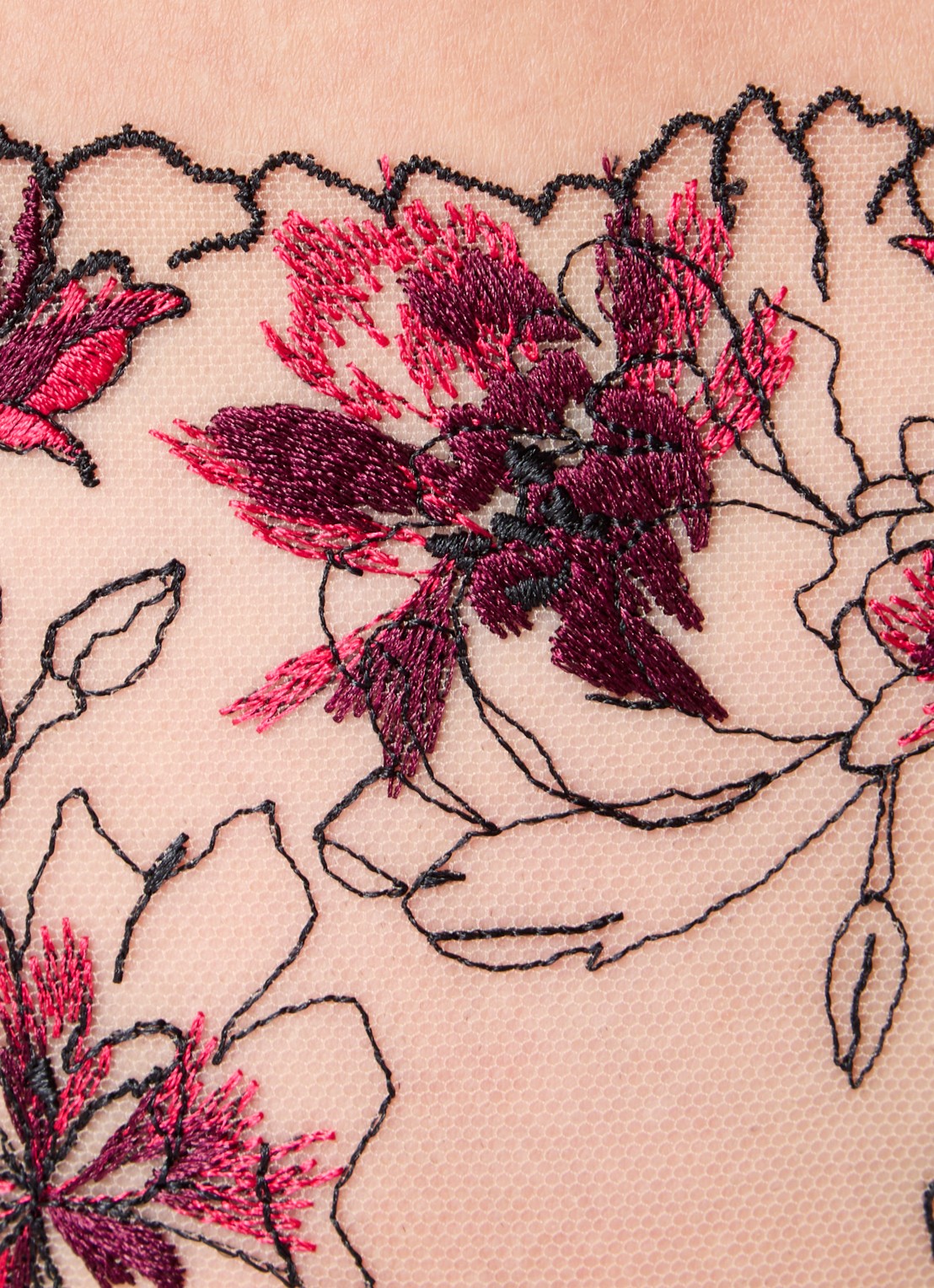 Bluebella Calista slip van mesh met bloemborduring - detail 5 zwart