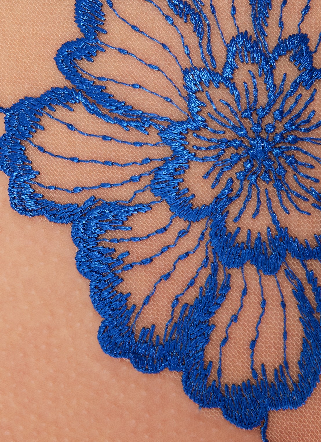 Bluebella Catalina tanga van mesh met bloemborduing - detail 2 blauw