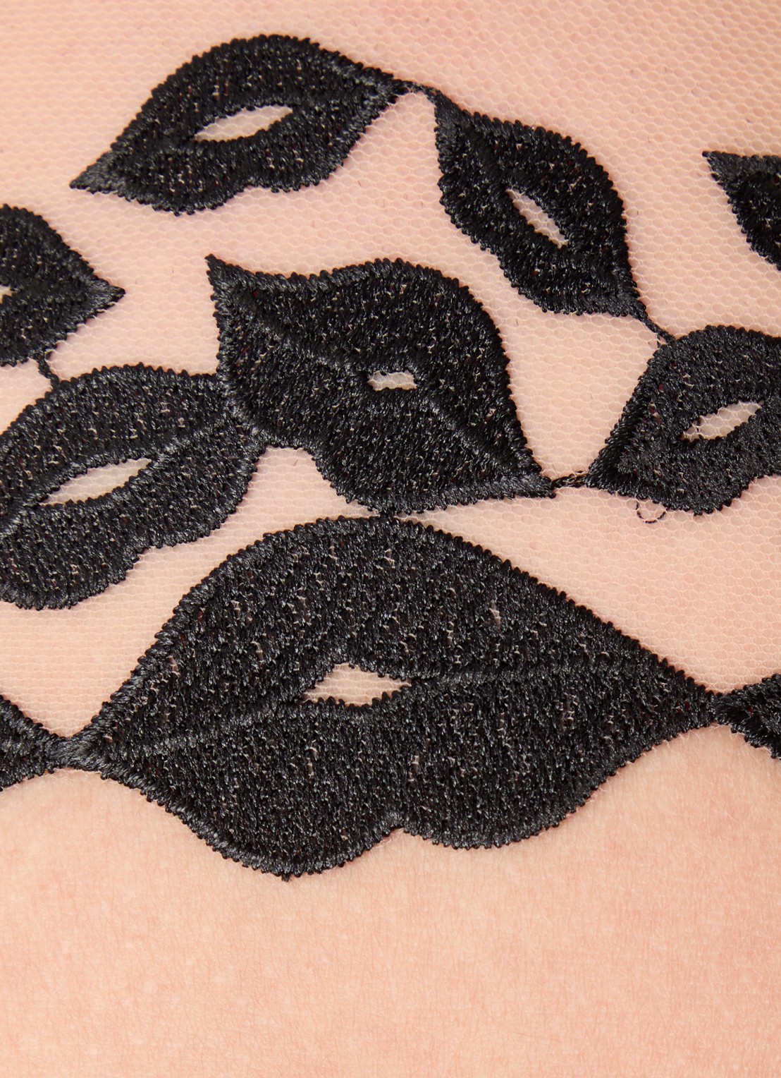 Bluebella Marian jarretels van mesh met borduring - detail 2 zwart