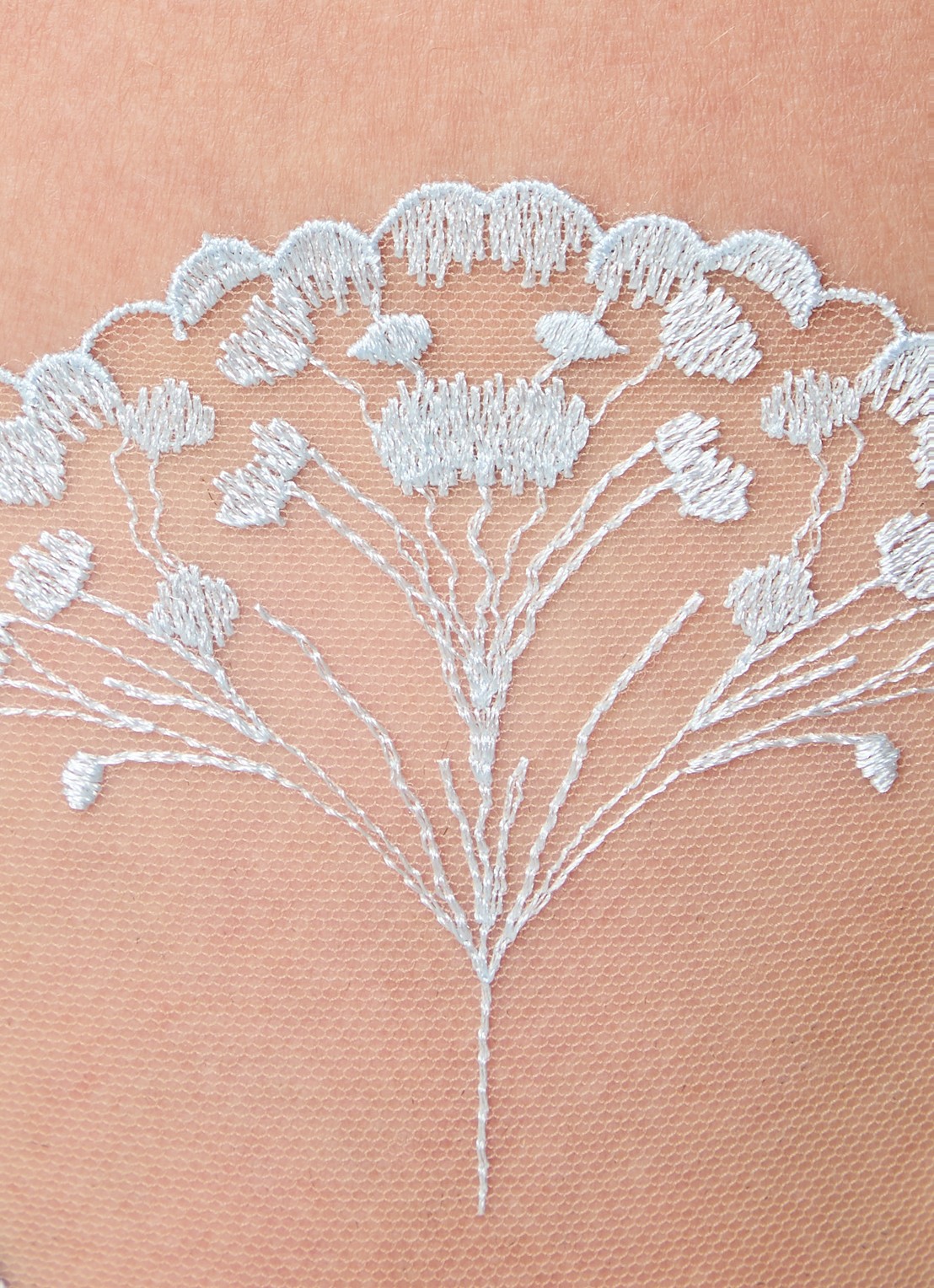 Bluebella Marisa string met borduring - detail 3 lichtblauw