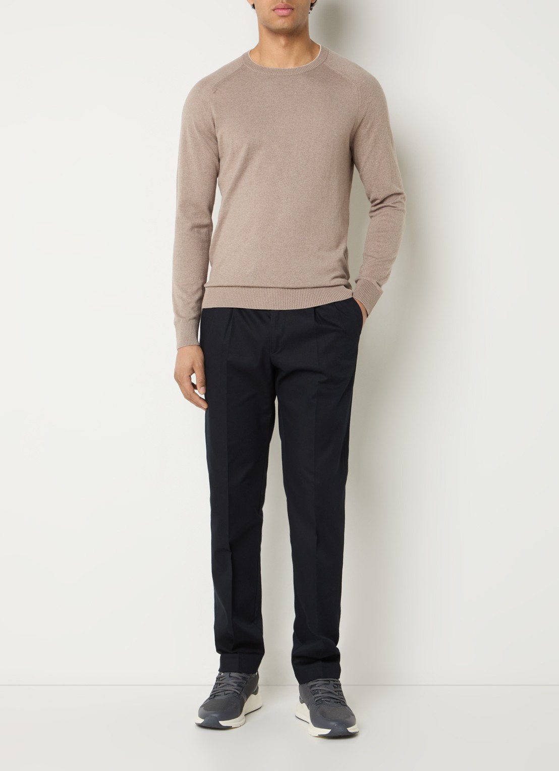 Boggi Milano Fijngebreide pullover in kasjmierblend met ronde hals - voorkant 2 donkerbeige