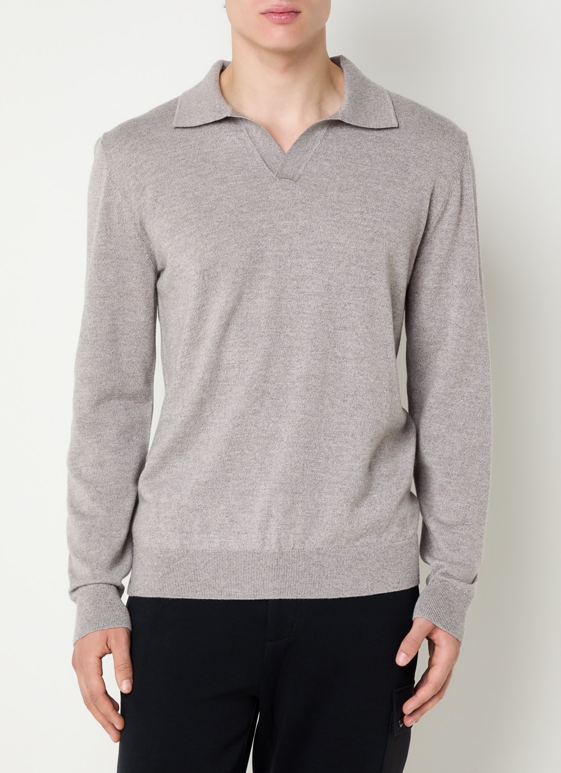 Boggi Milano Fijngebreide trui van scheerwol met kraag - detail taupe