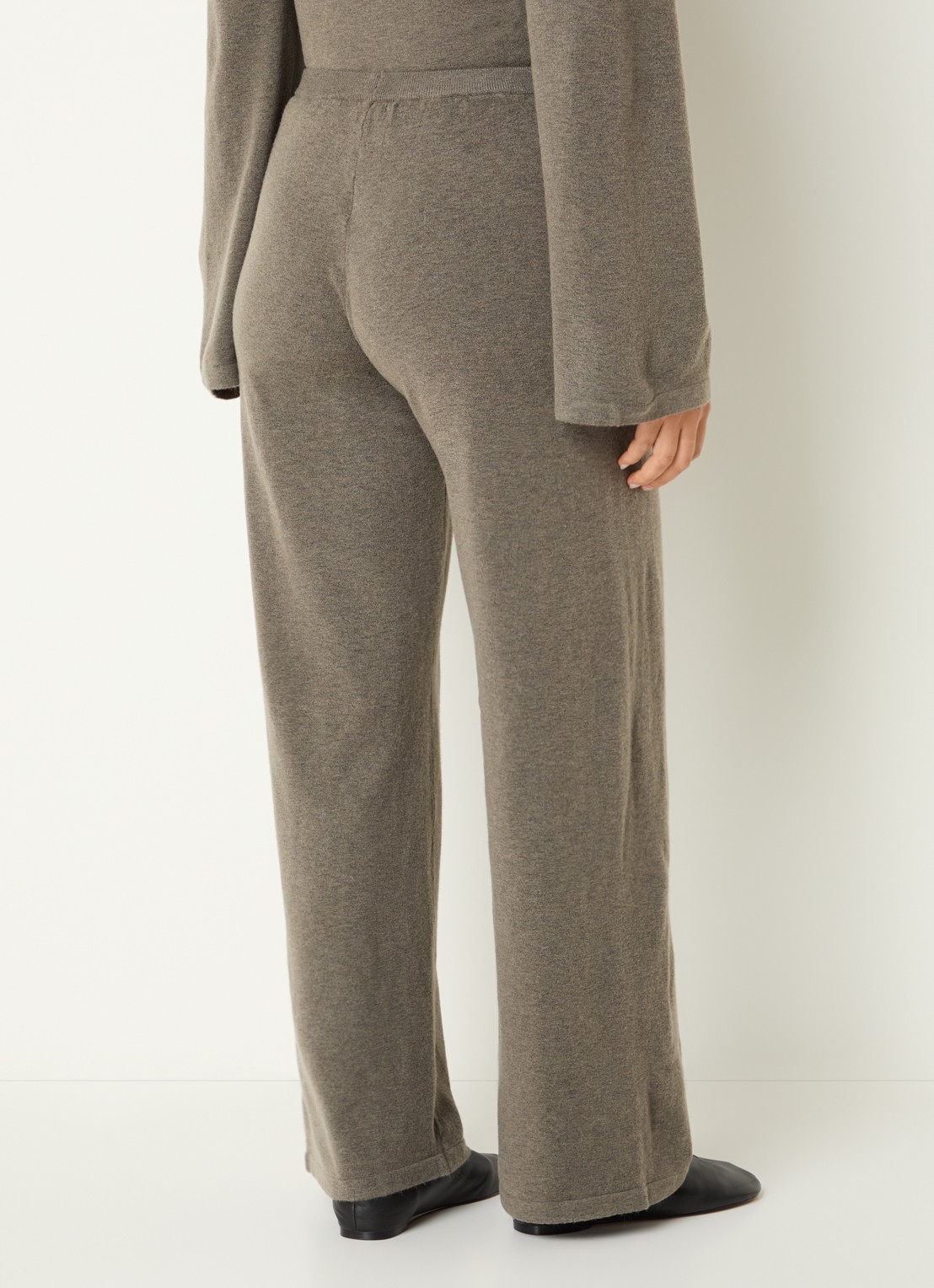 Boii Studios Geifa fijngebreide high waist straight fit broek - achterkant 4 lichtbruin