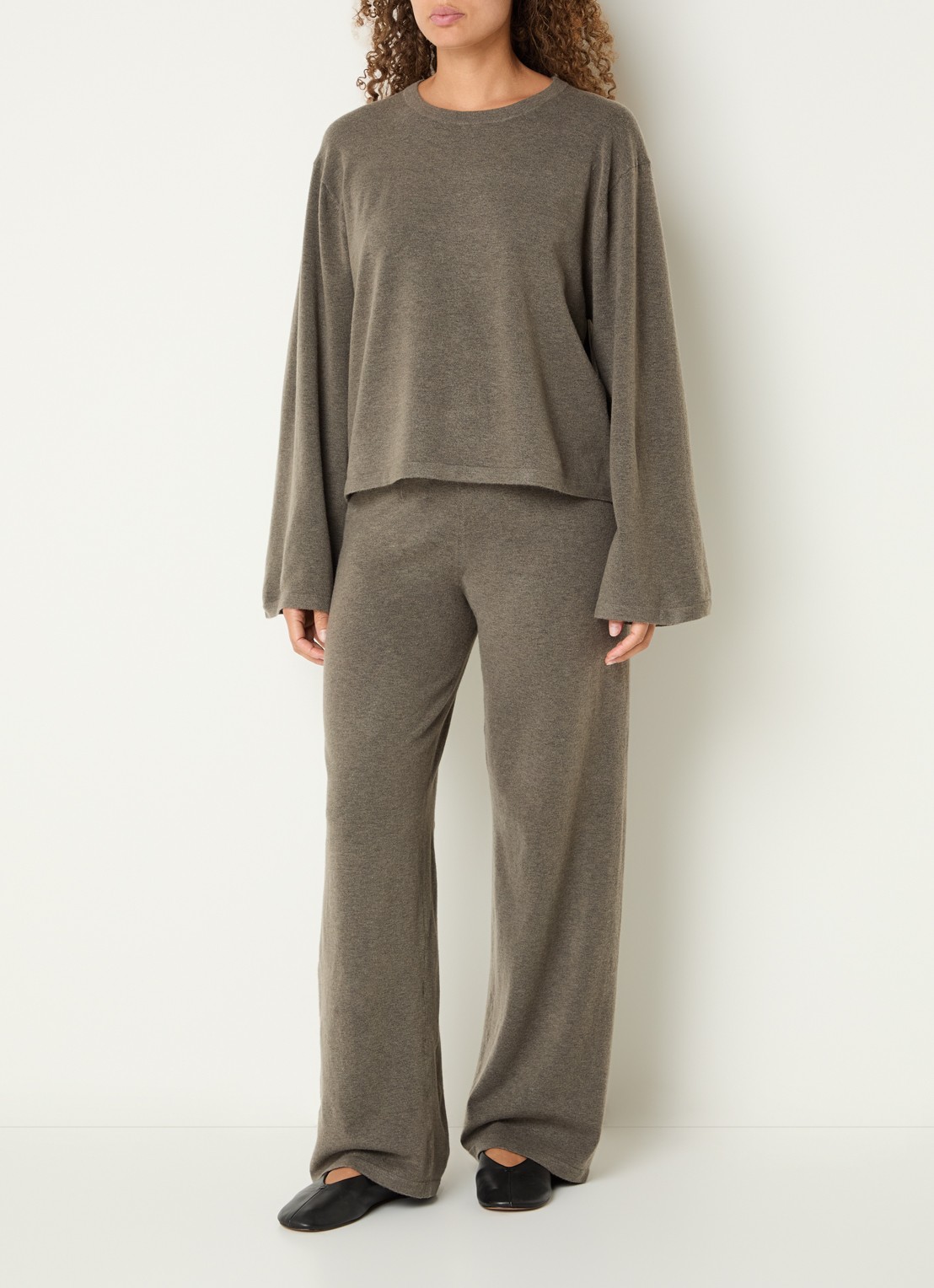 Boii Studios Geifa fijngebreide high waist straight fit broek - voorkant 2 lichtbruin