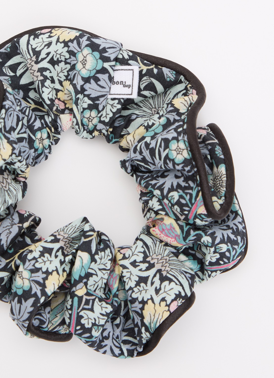 Bon Dep Scrunchie met bloemenprint - voorkant 2 zwart
