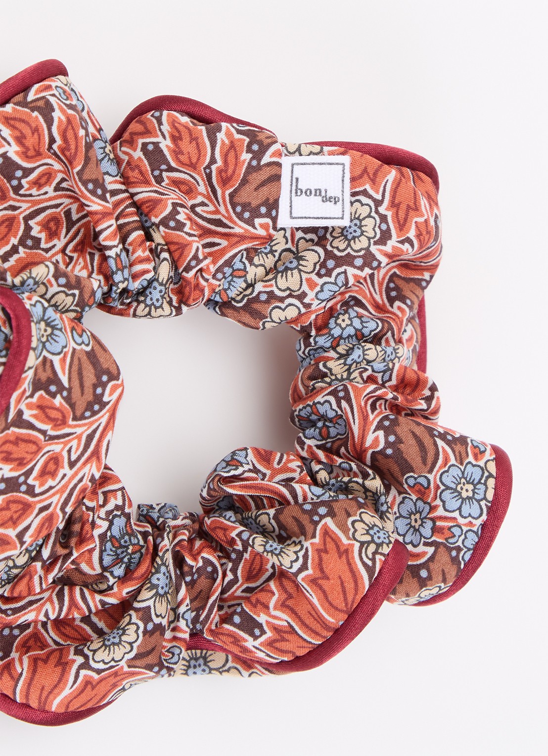 Bon Dep Scrunchie met bloemenprint - voorkant 2 rood