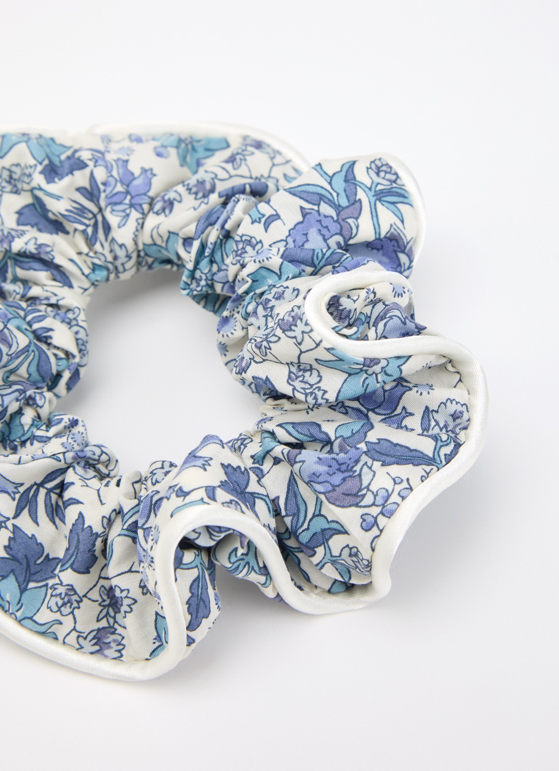 Bon Dep Scrunchie met bloemenprint  - detail 2 blauw