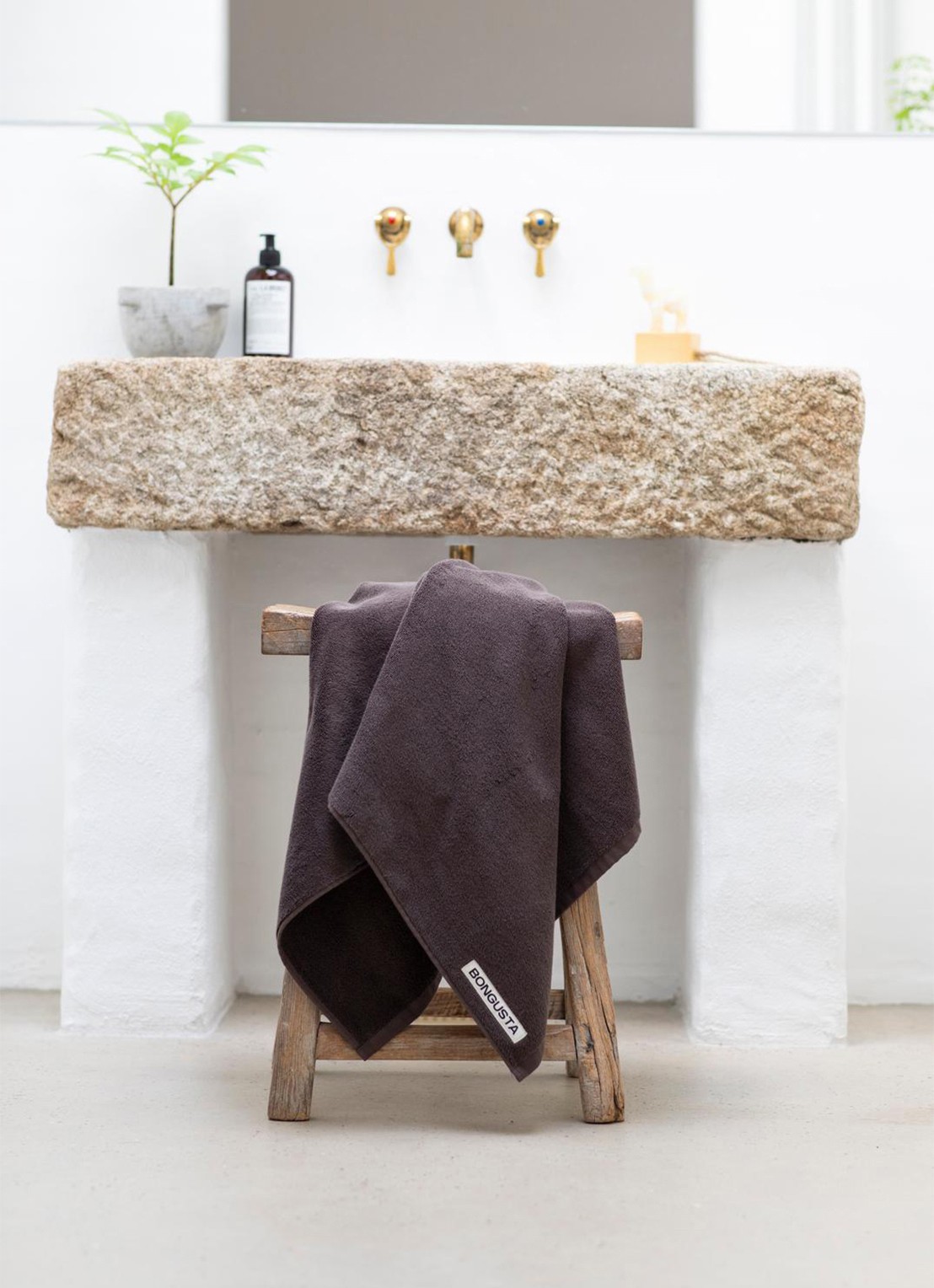 Bongusta Naram badhanddoek - 600 gr/m2 - 70 x 140 cm - detail donkerbruin