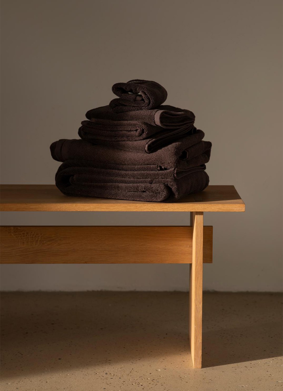 Bongusta Naram badhanddoek - 600 gr/m2 - 70 x 140 cm - voorkant 5 donkerbruin