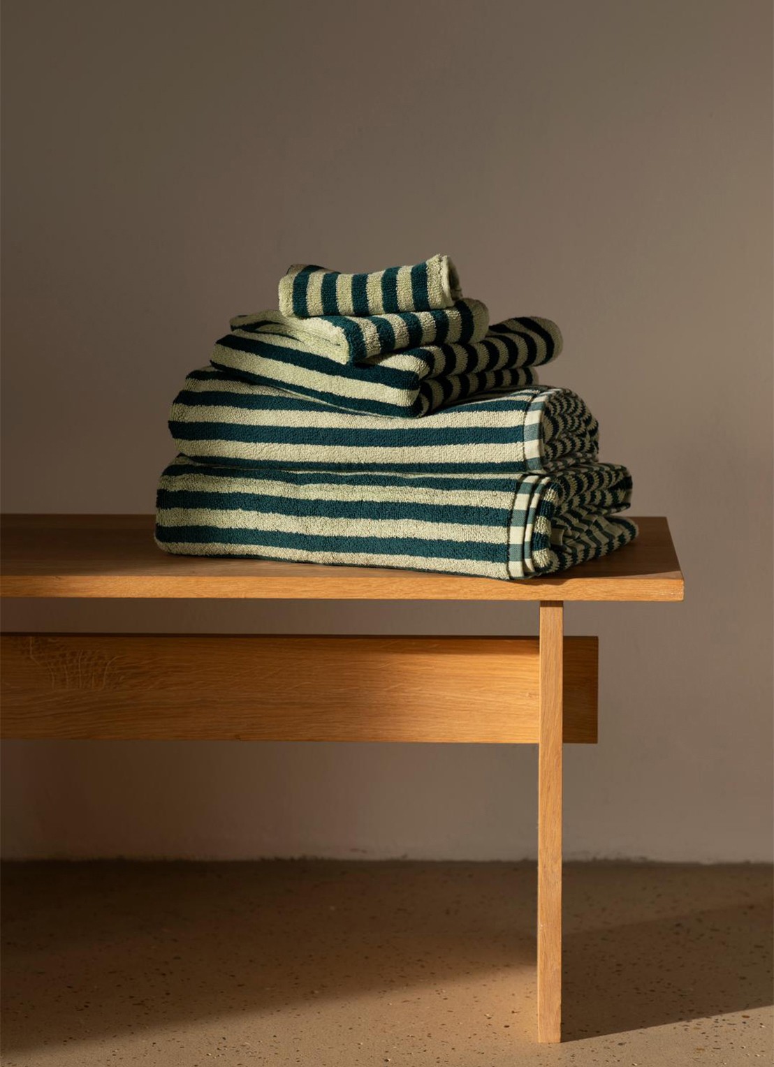 Bongusta Naram badhanddoek - 600 gr/m2 - 70 x 140 cm - voorkant 2 groen
