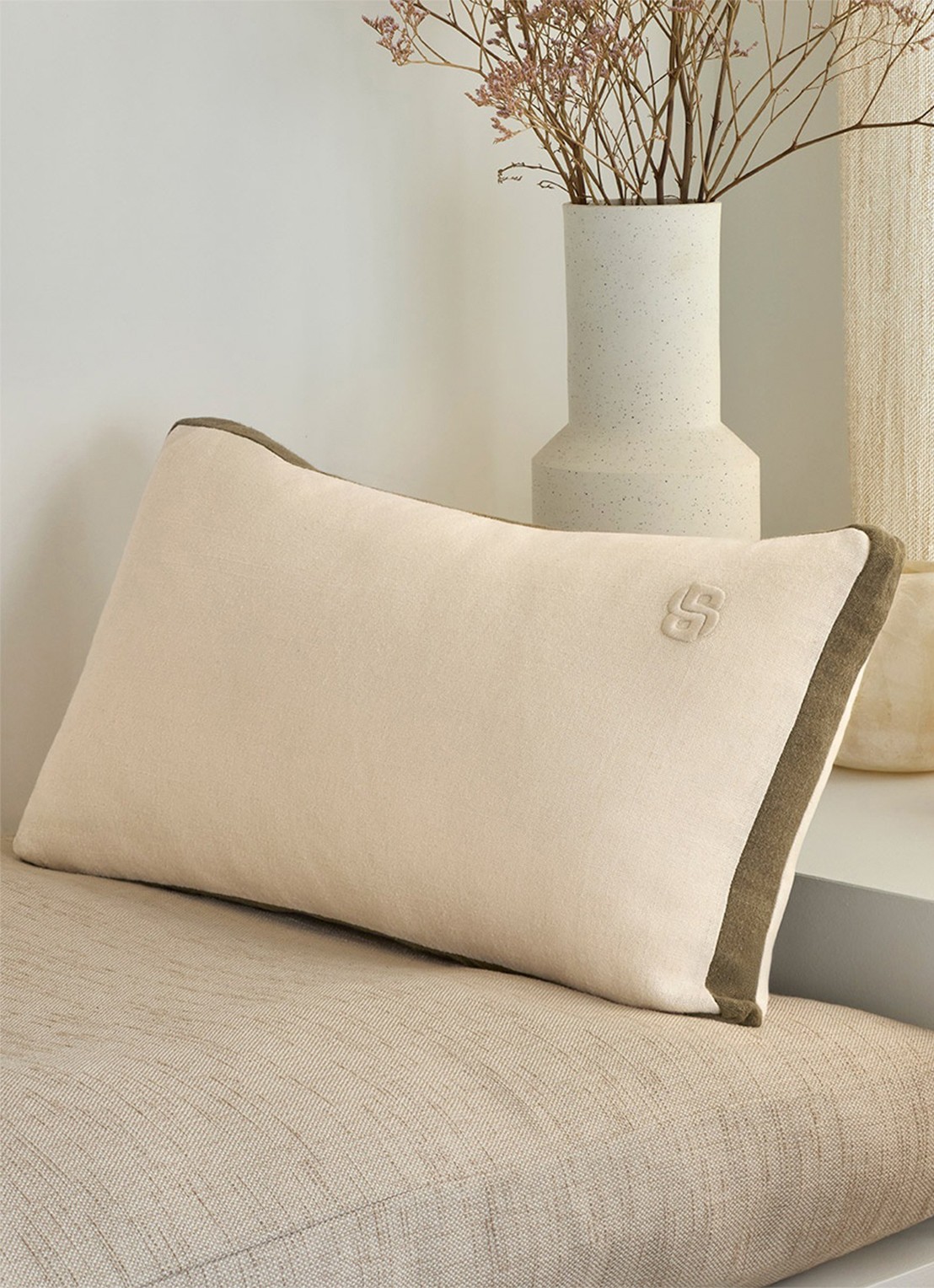 BOSS Clayton sierkussenhoes van linnen 31 x 55 cm - voorkant 3 wit