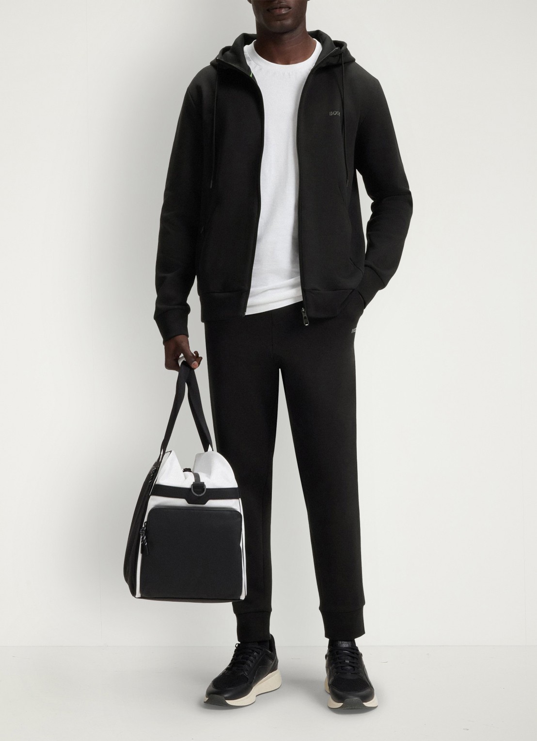 BOSS Hadiko tapered fit joggingbroek met steekzakken - voorkant 2 zwart