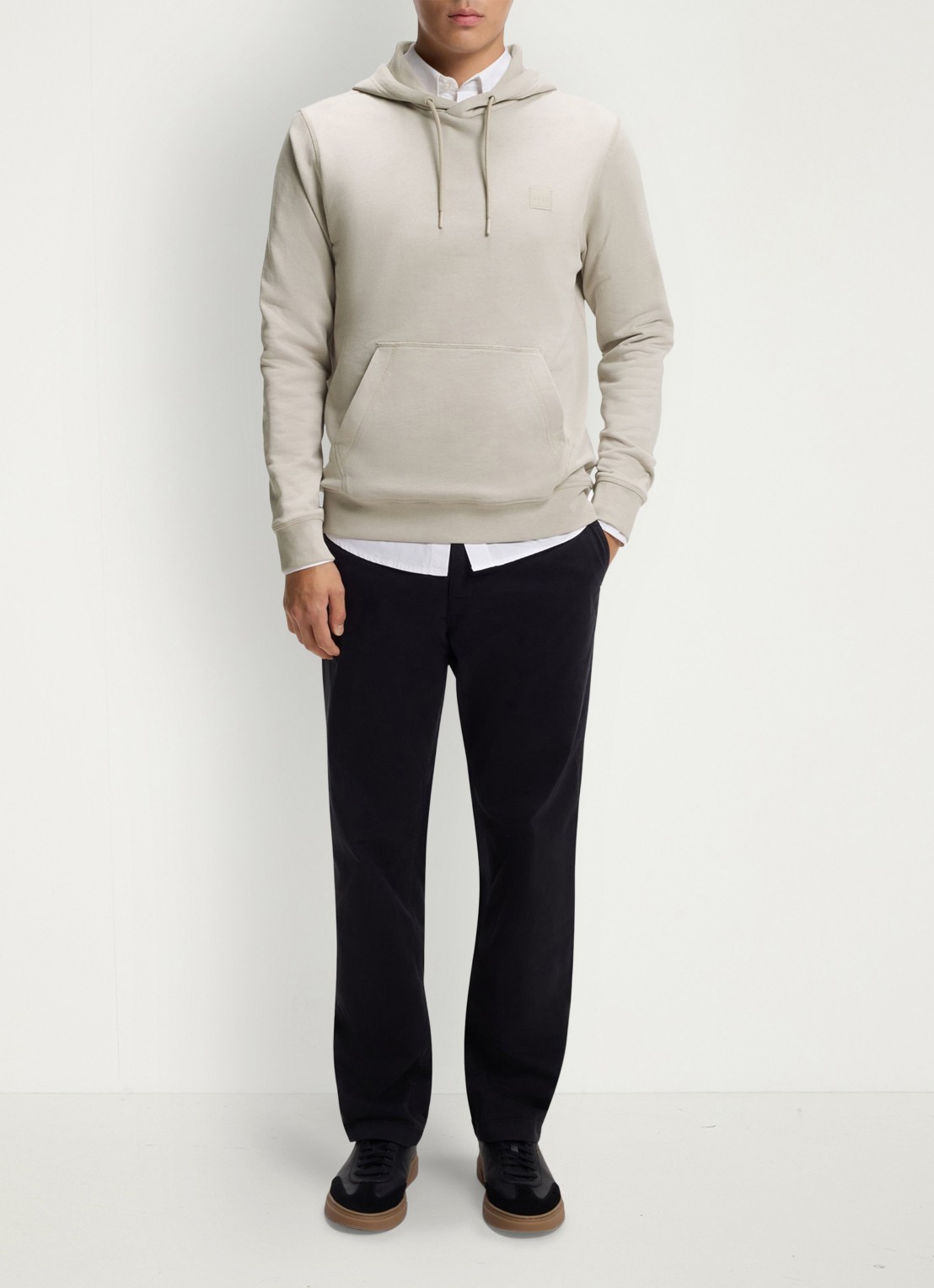 BOSS Hoodie van katoenen sweatstof met logopatch - voorkant 2 taupe