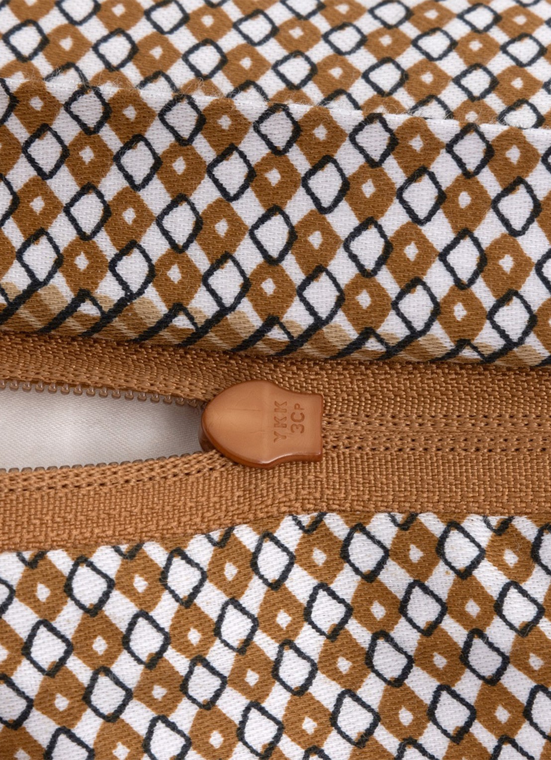 BOSS Logan kussensloop 80TC - achterkant camel