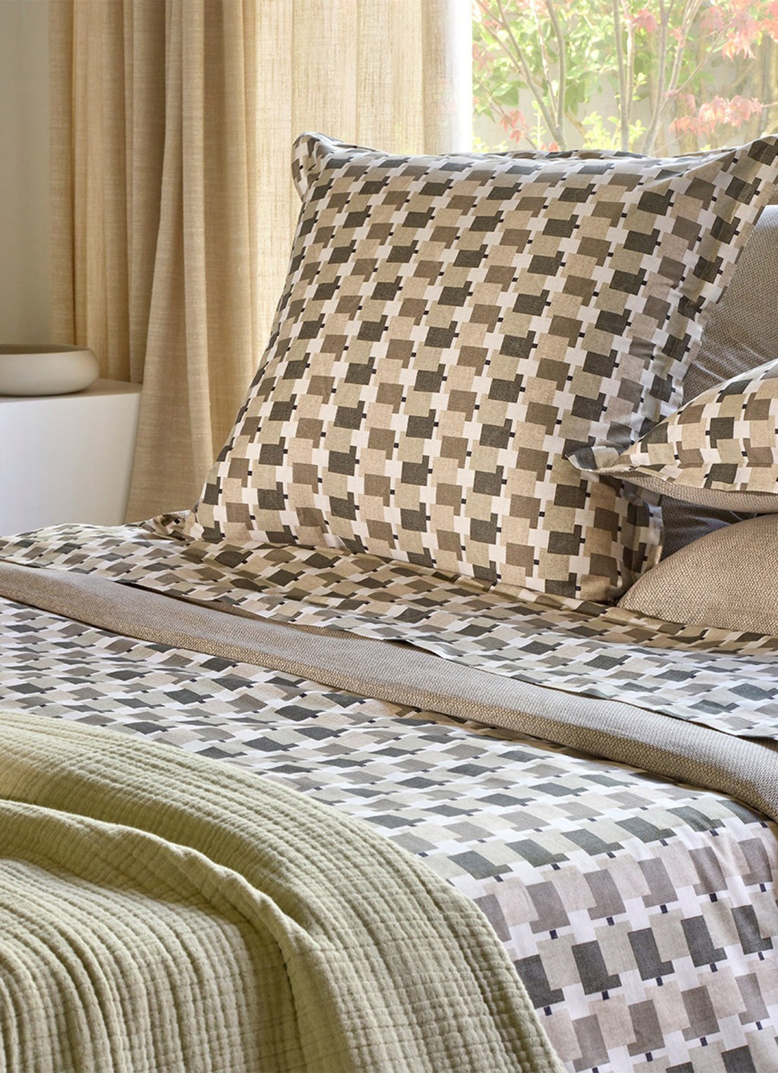 BOSS Lucio kussensloop - voorkant 2 beige