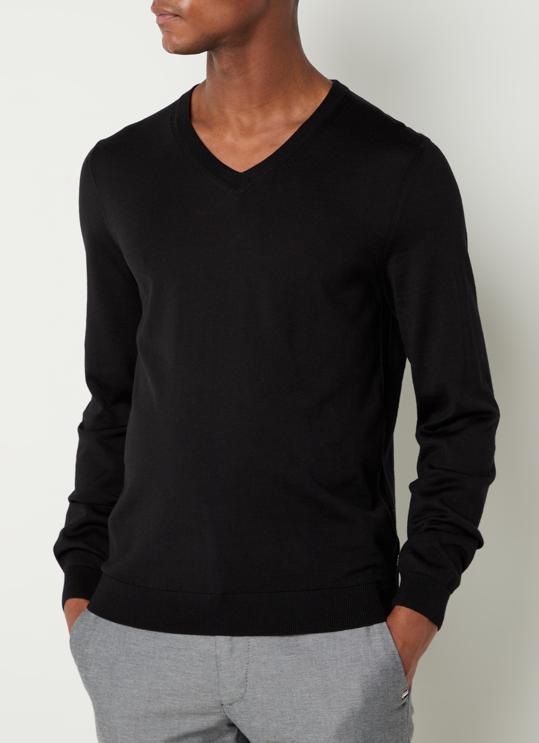BOSS Melba-P fijngebreide pullover van scheerwol met V-hals - detail 4 zwart