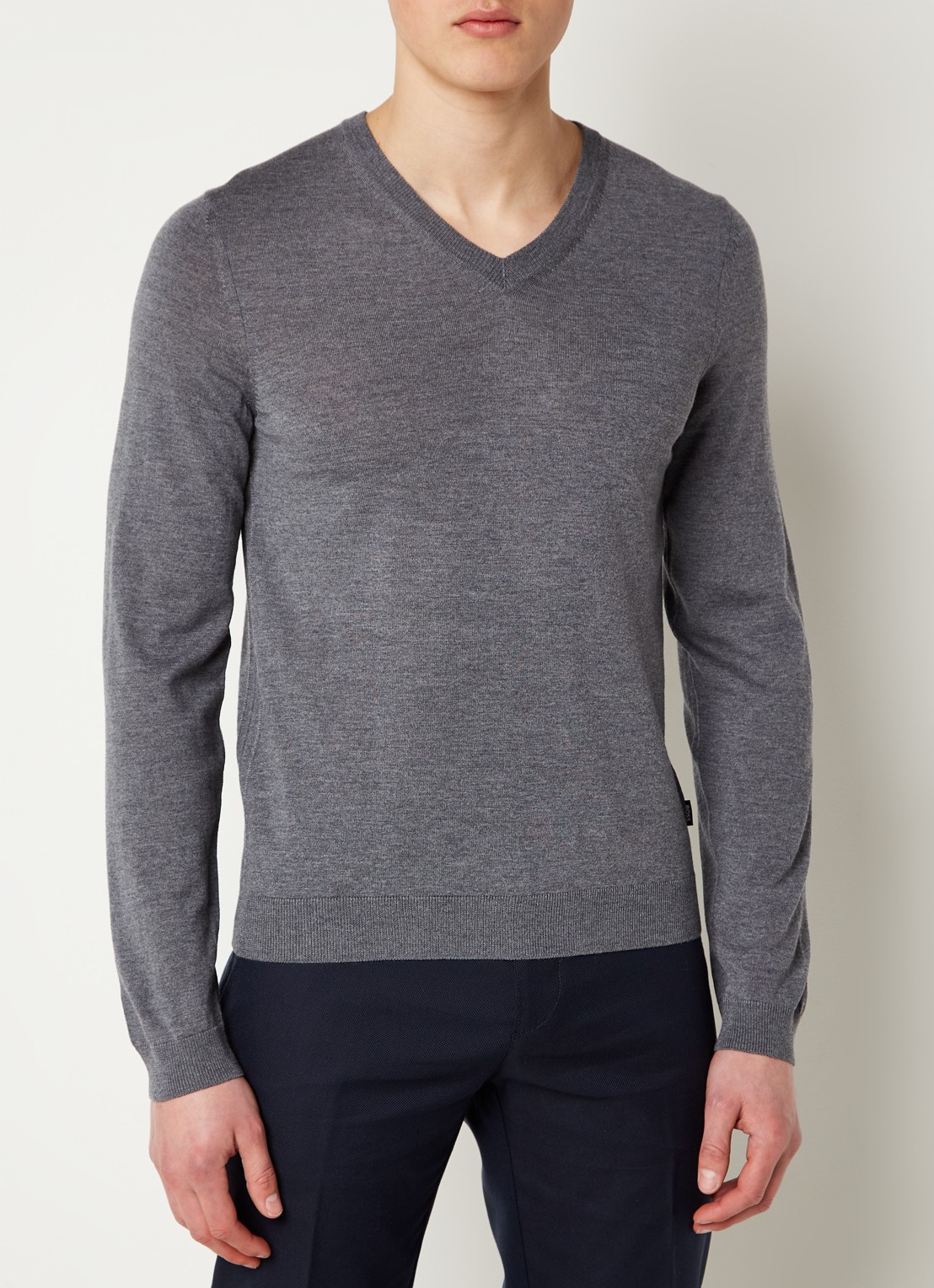 BOSS Melba-P fijngebreide pullover van scheerwol met V-hals - detail 3 middengrijs