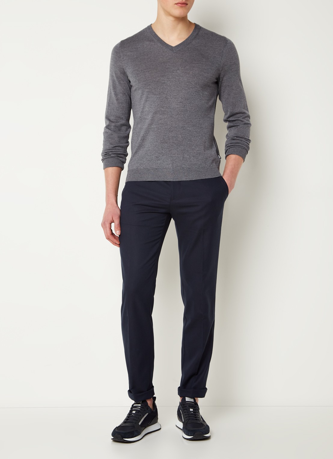 BOSS Melba-P fijngebreide pullover van scheerwol met V-hals - voorkant 2 middengrijs
