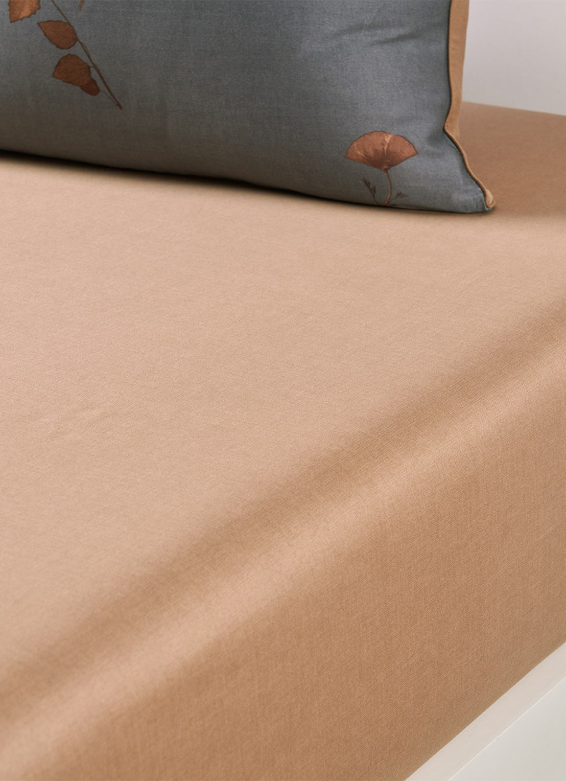 BOSS Midnight hoeslaken, hoekhoogte 30 cm - voorkant beige