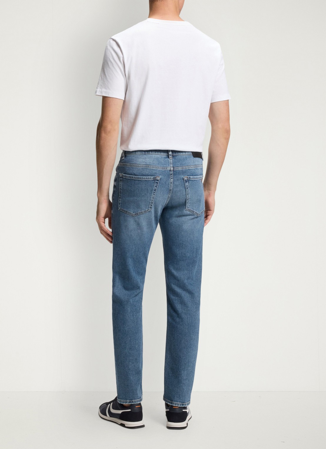 BOSS Regular fit jeans met steekzakken - achterkant indigo